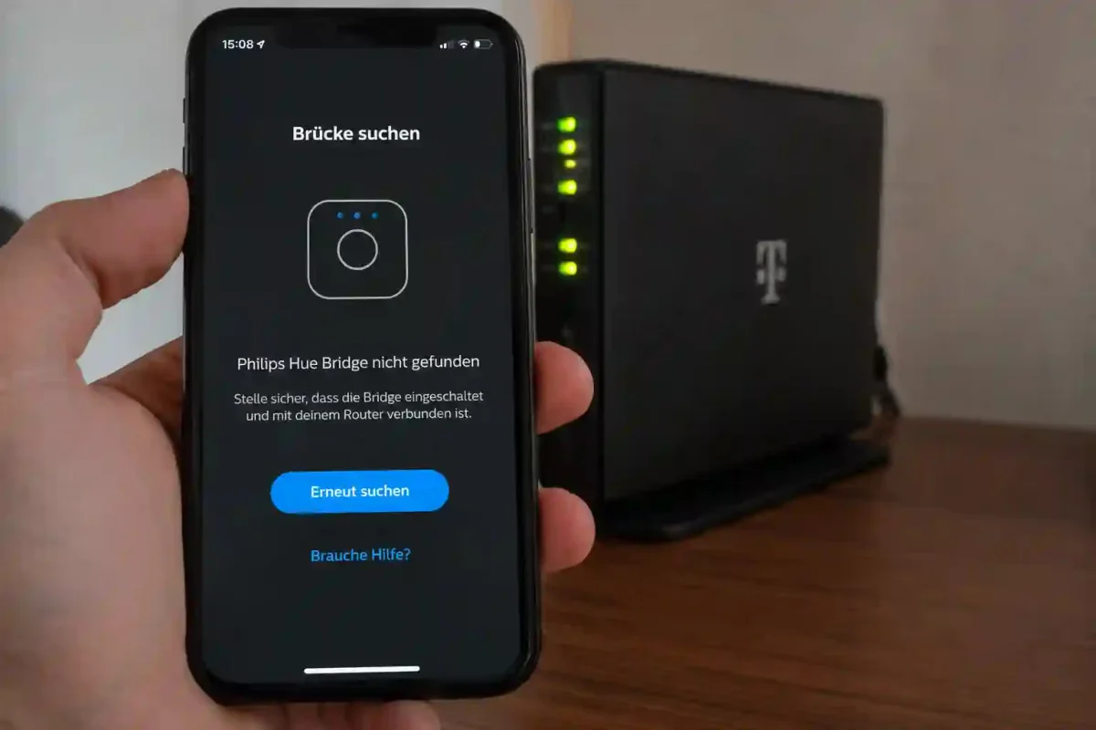 Fehlermeldung Philips Hue Bridge nicht gefunden auf einem Smartphone neben einem WLAN-Router