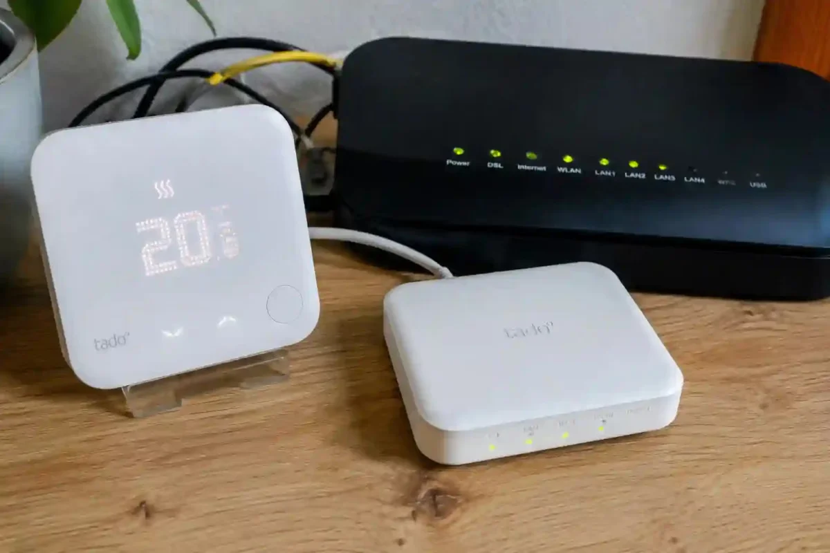 Tado Thermostat und Internet Bridge neben einem WLAN-Router